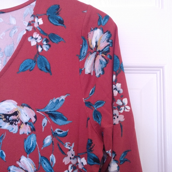 NWT V-Neck Floral Patterned Red Dress M - Picture 3 of 7